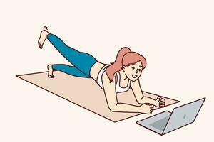 mujer es haciendo aptitud acostado en yoga estera y mirando a computadora portátil, escuchando a Consejo en línea entrenador. concepto vídeo lecciones y distancia formación para Atletas quien querer a hacer aptitud sin dejando hogar vector