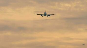 jet plan i de dramatisk solnedgång himmel video