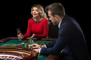 un hermosa joven mujer y un hombre son sentado a un ruleta mesa. casino. foto