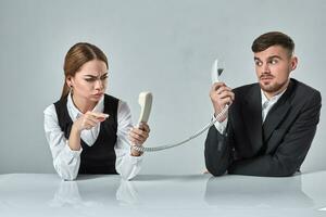 imagen de hombre y mujer con teléfono a el mesa foto