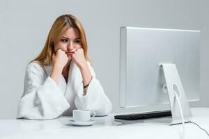 joven mujer sentado en el mesa y utilizando computadora foto