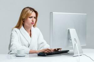 joven mujer sentado en el mesa y utilizando computadora foto