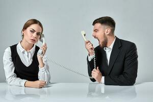 imagen de hombre y mujer con teléfono a el mesa foto