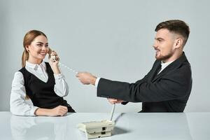 imagen de hombre y mujer con teléfono a el mesa foto