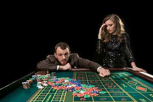 hombre y mujer jugando a ruleta mesa en casino foto