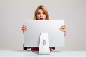 joven mujer sentado en el mesa y utilizando computadora foto