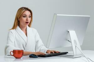 joven mujer sentado en el mesa y utilizando computadora foto