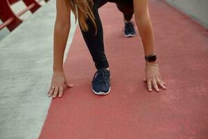 niña atleta extensión en el Mañana afuera, en el ciudad, en moderno puente cruce río. activo sano estilo de vida. deporte y recreación concepto. foto