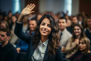 ai generado joven mujer de negocios levanta mano durante audiencia pregunta día foto