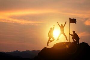 silueta de Tres alegre empresarios en parte superior de un montaña con banderas celebrando éxito y victoria con trabajo en equipo. concepto de lograr éxito y carrera metas mediante superar dificultades. foto
