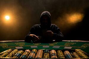 retrato de un profesional póker jugador sentado a póker mesa foto