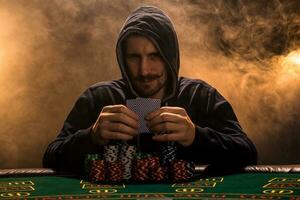 retrato de un profesional póker jugador sentado a póker mesa foto