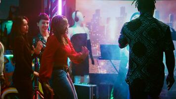 personas haciendo danza batalla a Club nocturno, demostración múltiple frio se mueve para breakdance en el danza piso. hombres y mujer demostración apagado bailando habilidades en moderno DJ música, fiesta a noche. foto