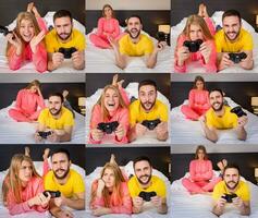 joven Pareja teniendo jugando videojuegos en cama foto