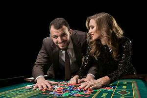 hombre con mujer jugando ruleta a el casino. adiccion a el foto
