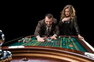 hombre con mujer jugando ruleta a el casino. adiccion a el foto
