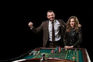 hombre con mujer jugando ruleta a el casino. adiccion a el foto