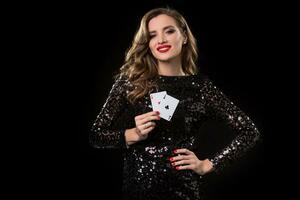 joven mujer participación jugando tarjetas en contra un negro antecedentes foto