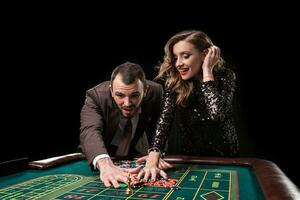 hombre con mujer jugando ruleta a el casino. adiccion a el foto