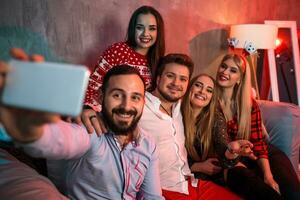 amigos haciendo selfie mientras celebrando Navidad o nuevo año víspera a hogar foto