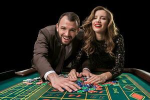 hombre con mujer jugando ruleta a el casino. adiccion a el foto