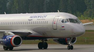 sukhoi superjet van aeroflot taxiën video