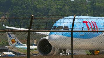 Dreamliner TUI taxiing to the runway video