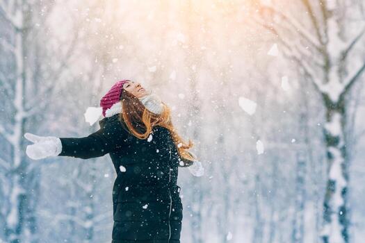 invierno joven mujer retrato. belleza alegre modelo niña riendo y teniendo divertido en invierno parque. hermosa joven mujer al aire libre. disfrutando naturaleza, invierno foto