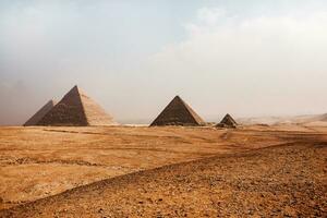 famoso egipcio pirámides de giza. paisaje en Egipto. pirámide en desierto. África. preguntarse de el mundo foto