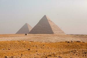 famoso egipcio pirámides de giza. paisaje en Egipto. pirámide en desierto. África. preguntarse de el mundo foto