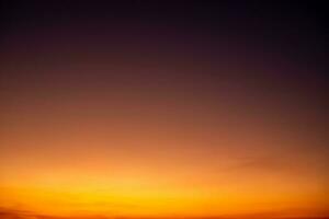 hermosa , lujo suave degradado naranja oro nubes y luz de sol en el azul cielo Perfecto para el fondo, tomar en siempre, crepúsculo, grande tamaño, alto definición paisaje foto