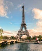 hermosa eiffel torre en jábega río foto