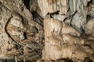 cueva lod Roca estalactita y estalagmita forma elefante foto