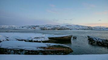 ai generado crepúsculo soledad aprisionado por la nieve barcos y pueblo foto