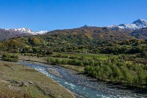 ai generado otoño río tranquilidad montañas y follaje foto