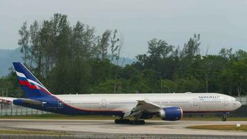 boeing 777 van aeroflot taxiën video