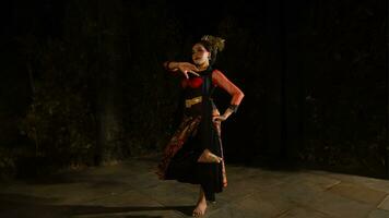 un sundanés bailarín usa un hermosa espumoso rojo disfraz y bailes con un apasionado expresión foto