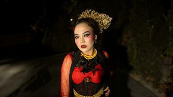 un indonesio bailarín se convierte un embajador de cultural belleza y elegancia por bailando en etapa foto