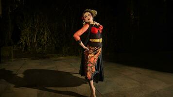 an Indonesian dancer wowed the audience with confident and proud moves on stage photo