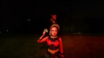 un grupo de hembra bailarines con caras lleno de pesado emocional cargas sentado en el oscuro de noche foto