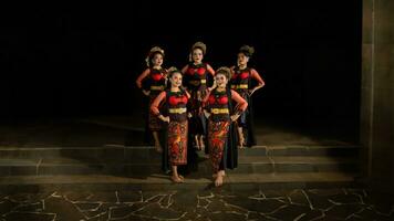 un grupo de bailarines estar y unir en rojo disfraces ese espectáculo unidad foto