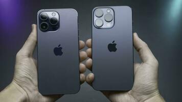 EE.UU, nuevo York - septiembre 15, 2023. comparación de diseño de iphones 14 y 15 Pro. acción. comparación de último iphones 14 y 15 Pro en aislado antecedentes. persona sostiene iphones 14 y 15 Pro en foto