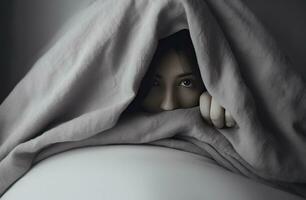 ai generado un persona ocultación debajo un mantas en un cama foto