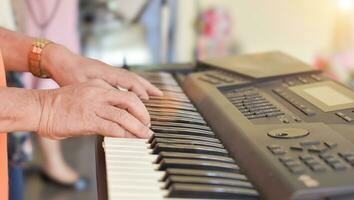 de cerca de manos medio años hombre jugando grandioso piano. foto