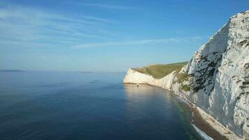 a maioria lindo Alto ângulo Tempo lapso cenas do britânico panorama e mar Visão do durdle porta de praia do Inglaterra ótimo Grã-Bretanha, Reino Unido. capturado com drones Câmera em setembro 9º, 2023 video