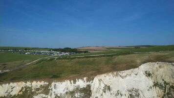 a maioria lindo Alto ângulo Tempo lapso cenas do britânico panorama e mar Visão do durdle porta de praia do Inglaterra ótimo Grã-Bretanha, Reino Unido. capturado com drones Câmera em setembro 9º, 2023 video