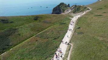 die meisten schön hoch Winkel Zeit Ablauf Aufnahmen von britisch Landschaft und Meer Aussicht von durdle Tür Strand von England großartig Großbritannien, Vereinigtes Königreich. gefangen mit Drohnen Kamera auf September 9., 2023 video