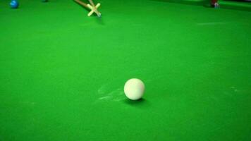 métrage de une billard Balle étant frappé et fonctionnement dans un autre balle. video