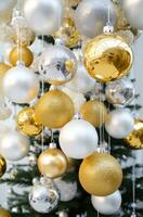 ai generado oro disco pelotas en un blanco Navidad árbol foto