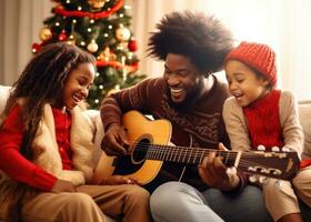 ai generado africano americano multicultural familia y niños jugando guitarra detrás Navidad árbol foto